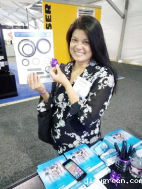 9点点taptap手机官网密封生产与莫斯哥美女合照