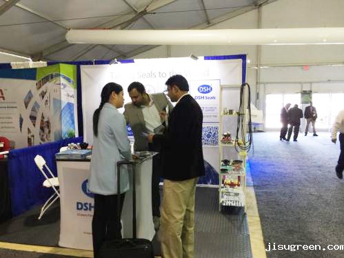 10我们《点点taptap手机官网密封》的Shirmey xu mm正在专业的向客人讲解。