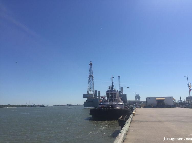 蓝天白云下靠岸的，是一艘民用的仿真气垫船。