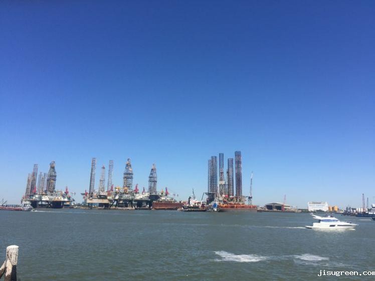 从休斯顿的（中国城）出发，经过一个多小时的车程，我们来到了休斯顿海边的，一个叫加尔维斯顿的海岛，近距离领略海洋之星近海勘探钻井平台的科技知识，看看：蓝天、碧海、青草地！