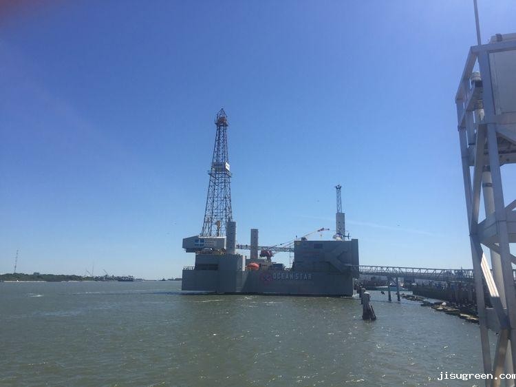 蓝天白云下靠岸的，是一艘民用的仿真气垫船。