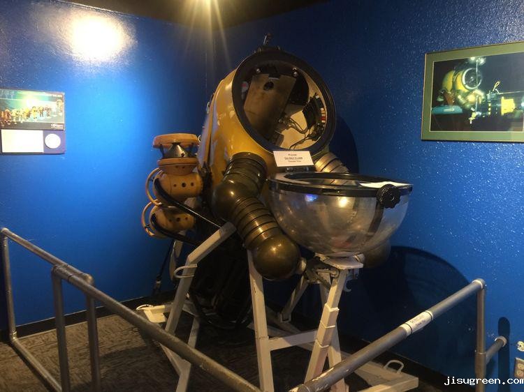 采油勘探钻井平台的专用的：海底作业防护服！