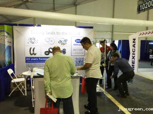 11我们《点点taptap手机官网密封》的Shirmey xu mm正在专业的向客人讲解。